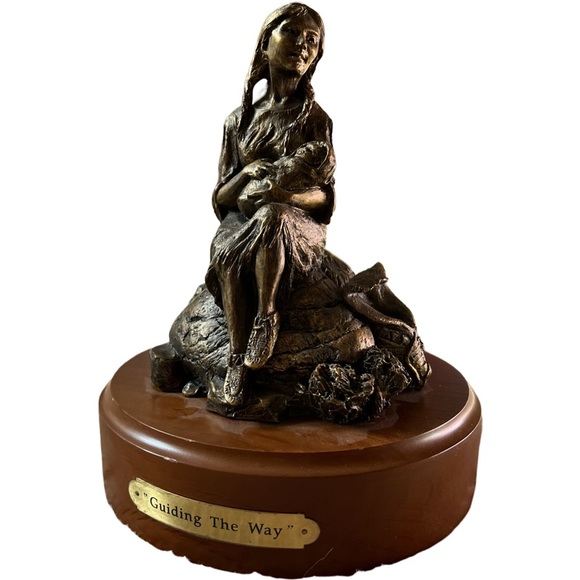 COPY - Native American Sculpture “Guiding the way”